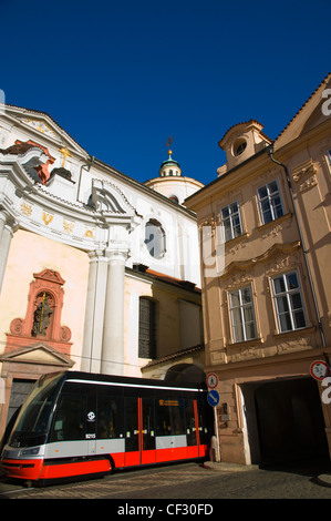 Neue Skoda-Straßenbahn entlang Letenska Straße Mala Strana Stadtteil Kleinseite Prag Tschechische Republik Europa Stockfoto