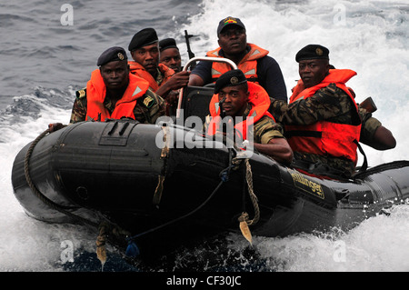 GOLF VON GUINEA (FEB 28, 2012) – EIN Bordteam der Kamerunischen Marine nähert sich der Gewehrrakete USS Simpson (FFG 56) während der Übung Obangame Express 2012. Obangame Express ist eine maritime Übung auf See, die die Zusammenarbeit zwischen den teilnehmenden Nationen verbessern soll, um die Sicherheit und Sicherheit im Seeverkehr im Golf von Guinea zu erhöhen. Stockfoto