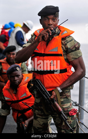 GOLF VON GUINEA (FEB 28, 2012) – Kamerun Marine LT. j.g. Yves Itardo berichtet nach dem Einsteigen in die geführte Rakete Fregatte USS Simpson (FFG 56) zurück zu seinem Schiff, um dort während der Übung Obangame Express Mannschaftstraining zu absolvieren. Obangame Express ist eine maritime Übung auf See, die die Zusammenarbeit zwischen den teilnehmenden Nationen verbessern soll, um die Sicherheit und Sicherheit im Seeverkehr im Golf von Guinea zu erhöhen. Stockfoto