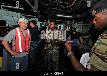 GOLF VON GUINEA (FEB 28, 2012) – Master-at-Arms 1. Klasse Gary Morrison (links), hat seine Beglaubigungsschreiben von Kamerun Marine LT. j.g. geprüft Yves Itondo, ein Mitglied des Bordteams, an Bord der Fregatte USS Simpson (FFG 56) während der Übung Obangame Express 2012. Obangame Express ist eine maritime Übung auf See, die die Zusammenarbeit zwischen den teilnehmenden Nationen verbessern soll, um die Sicherheit und Sicherheit im Seeverkehr im Golf von Guinea zu erhöhen. Stockfoto