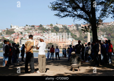 Fleck spielen Boule von Anosy See im Zentrum von Antananarivo. Madagaskar. Stockfoto