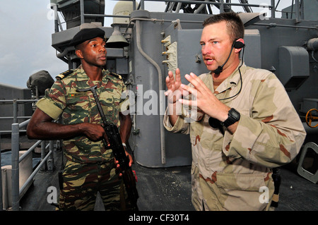 GOLF VON GUINEA (FEB 28, 2012) – Senior Chief Fire Controlman Allen Bylls (rechts), Abschriebe Boarding Team Techniken Kamerun Marine LT. j.g. Yves Itondo, ein Mitglied des Bordteams, an Bord der Fregatte USS Simpson (FFG 56) während der Übung Obangame Express 2012. Obangame Express ist eine maritime Übung auf See, die die Zusammenarbeit zwischen den teilnehmenden Nationen verbessern soll, um die Sicherheit und Sicherheit im Seeverkehr im Golf von Guinea zu erhöhen. Stockfoto