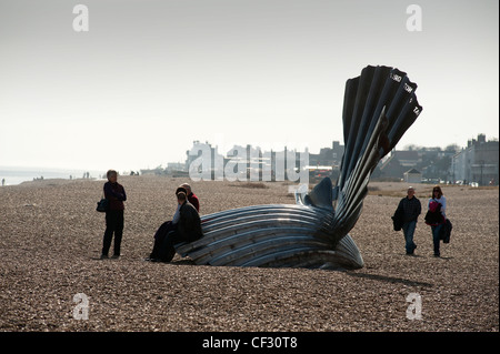 Maggi Hamblings "Jakobsmuschel", eine Skulptur, Komponisten Benjamin Britten in Aldeburgh, Suffolk, England zu feiern. Feb 2012. Stockfoto