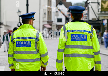 Zwei männliche Police Community Support Officers im Dienst. Stockfoto