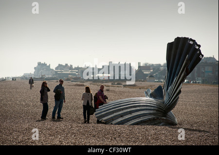 Maggi Hamblings "Jakobsmuschel", eine Skulptur, Komponisten Benjamin Britten in Aldeburgh, Suffolk, England zu feiern. Feb 2012. Stockfoto