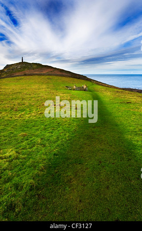 Eine Spur führt über ein Feld in Richtung die Überreste einer alten Kapelle, St. Helen Oratorium, die zurückreicht bis Romano - Chr Stockfoto