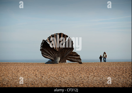 Maggi Hamblings "Jakobsmuschel", eine Skulptur, Komponisten Benjamin Britten in Aldeburgh, Suffolk, England zu feiern. Feb 2012. Stockfoto