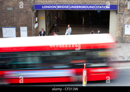 Ein Blick auf eine traditionelle rot-London-Bus als es geht u-Bahnstation London Bridge Stockfoto