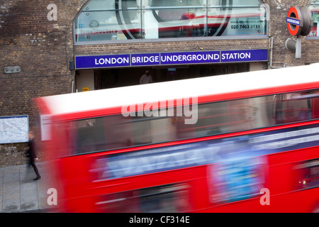 Ein Blick auf eine traditionelle rot-London-Bus als es geht u-Bahnstation London Bridge Stockfoto