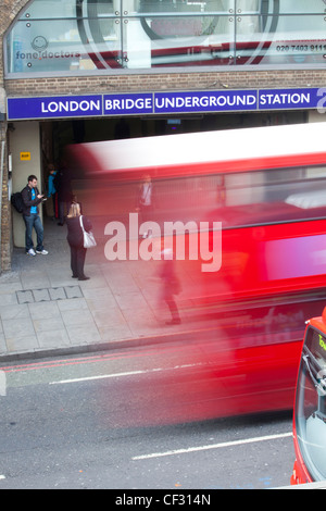 Ein Blick auf eine traditionelle rot-London-Bus als es geht u-Bahnstation London Bridge Stockfoto