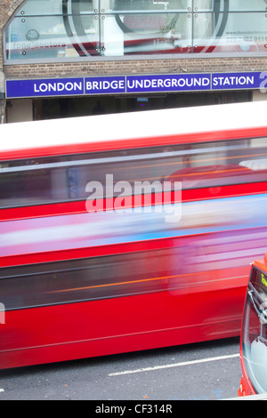 Ein Blick auf eine traditionelle rot-London-Bus als es geht u-Bahnstation London Bridge Stockfoto