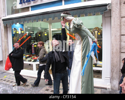 Menschen auf der via del Corso Straße auf dem Jahrmarkt von Rom, Italien Samstag, 18. Februar 2012 Stockfoto