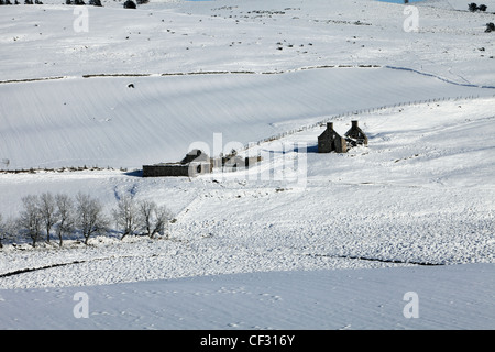 Bauernhof Ruinen im Schnee bedeckt Landschaft in Glen Deskry. Stockfoto