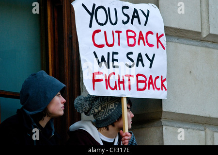 Studierende, die auf einem Plakat bei einer Demonstration gegen die geplanten Erhöhungen der Studiengebühren. Stockfoto