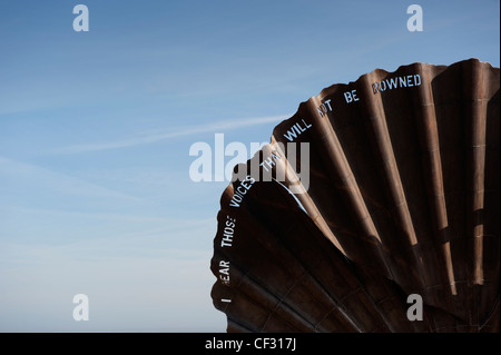 Maggi Hamblings "Jakobsmuschel", eine Skulptur, Komponisten Benjamin Britten in Aldeburgh, Suffolk, England zu feiern. Feb 2012. Stockfoto