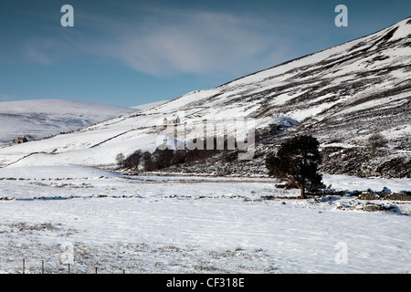 Croft im Schnee bedeckt Landschaft von Glen Gairn. Stockfoto