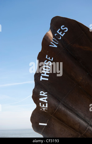 Maggi Hamblings "Jakobsmuschel", eine Skulptur, Komponisten Benjamin Britten in Aldeburgh, Suffolk, England zu feiern. Feb 2012. Stockfoto