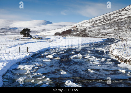 Eis auf dem Fluss Gairn in Glen Gairn. Stockfoto