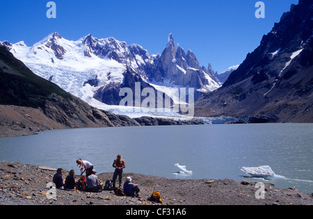 Laguna Torre, Cerro Torre an der Rückseite. El Chalten. Los Andes. Nationalpark Los Glaciares. Provinz Santa Cruz. Argentinien. Stockfoto