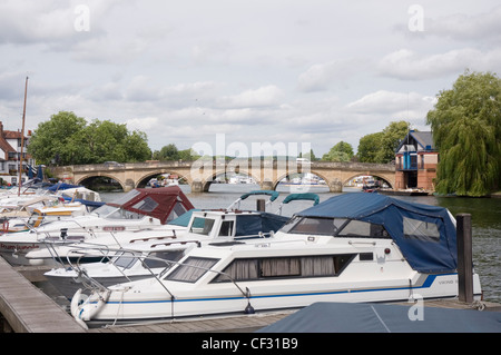 Henley on Thames - Oxon - vertäut Fluss Kreuzer und die Stadtbrücke - 1786 umgebaut Stockfoto