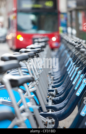 Ein Blick auf eine Reihe von Barclays Cycle Regelung Leihräder an ihre docking-station Stockfoto