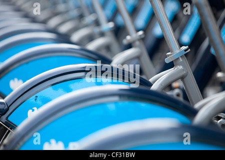 Ein Blick auf eine Reihe von Barclays Cycle Regelung Leihräder an ihre docking-station Stockfoto