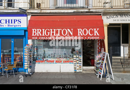 Brighton Rock-Shop Verkauf von Postkarten, Eis, Brighton Rock und Fudge am Strand in Brighton. Stockfoto