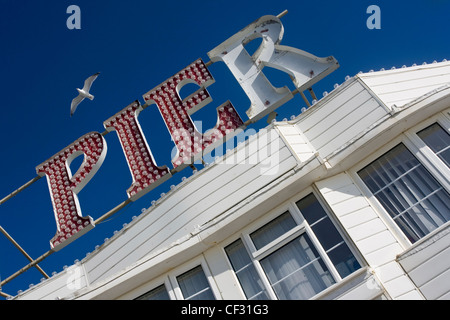 Eine Möwe schwebt über Schilder lesen PIER in Brighton Pier. Stockfoto