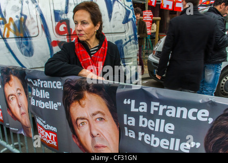 Paris, Frankreich, Demonstration der antieuropäischen Sparmaßnahmen, von linken Gewerkschaften der Labour-Partei und der Politischen Partei, Frau, die in der Nähe der Melenchon-Kampagne „Front de Gauche“ steht, signiert Poster Stockfoto