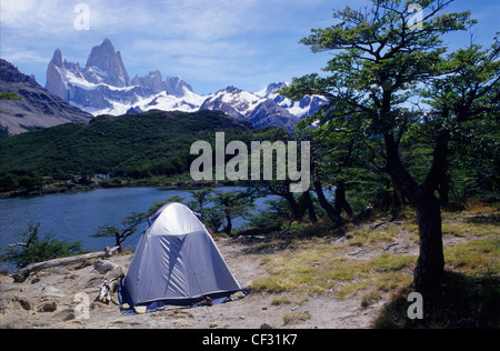 Laguna de Los Patos. Fitz Roy Gipfel (3440 m) auf der Rückseite. Los Andes. Nationalpark Los Glaciares. Provinz Santa Cruz. Argentinien. Stockfoto