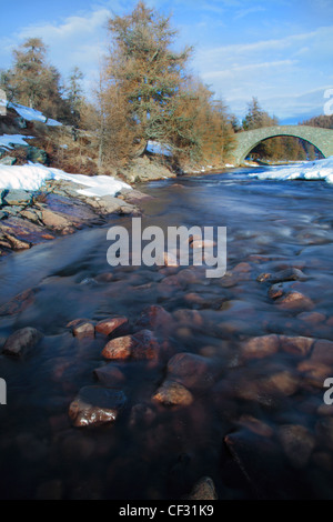 Gairnshiel Brücke, errichtet eine einzelne Bögen Trümmern erbaute Brücke über den Fluss Gairn 1751. Es wurde ursprünglich als Teil konstruiert. Stockfoto