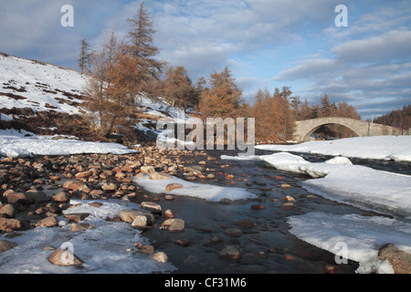 Gairnshiel Brücke, errichtet eine einzelne Bögen Trümmern erbaute Brücke über den Fluss Gairn 1751. Es wurde ursprünglich als Teil konstruiert. Stockfoto