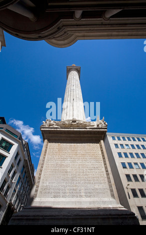 Blick von der Basis an die Spitze der neu restaurierte Denkmal, errichtet zwischen 1671 und 1677 zum Gedenken an den Großbrand von Stockfoto