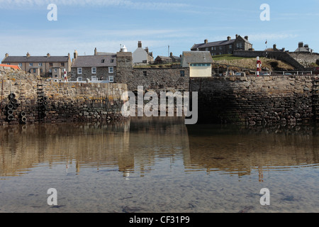 Portsoy Hafen, abgeschlossen im Jahre 1693 ist möglicherweise der älteste natürliche Hafen in Europa. Stockfoto