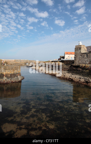 Portsoy Hafen, abgeschlossen im Jahre 1693 ist möglicherweise der älteste natürliche Hafen in Europa. Stockfoto