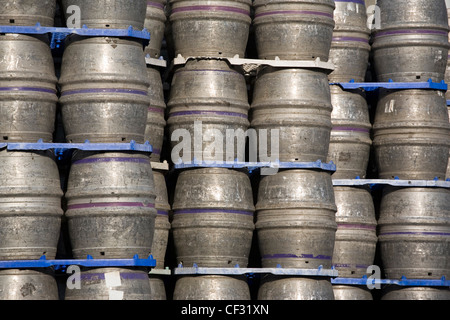 Bierfässer gestapelt in der Brauerei Carlsberg Tetley in Leeds. Stockfoto