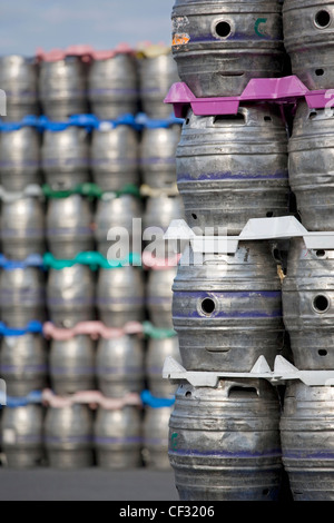 Bierfässer gestapelt in der Brauerei Carlsberg Tetley in Leeds. Stockfoto