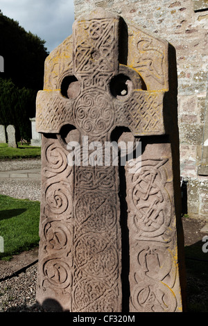 Ein Aberlemno Skulpturen Stein in Aberlemno Kirkyard. Natursteinelemente ein keltisches Kreuz in Relief und dem Hintergrund miteinander verflochten Stockfoto