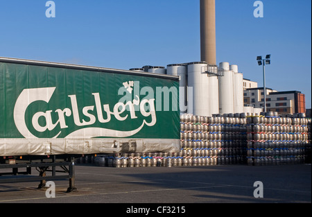 Bierfässer gestapelt außerhalb der Carlsberg Tetley Brauerei bereit, in einen LKW-Container geladen werden. Stockfoto