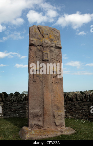 Eine geschnitzte Aberlemno Stein mit einer aufwendigen Kreuz, flankiert von Engeln. Der Stein trägt Pictish und christliche Symbole Stockfoto