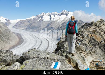 Klettern, faszinierendem und outdoor-Abenteuer: Mountain Top mit Rock Cairn Markierung über dem Aletschgletscher Schweiz Stockfoto