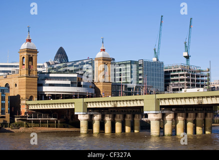 Cannon Street Eisenbahnbrücke und Bahnhof über die Themse. Stockfoto