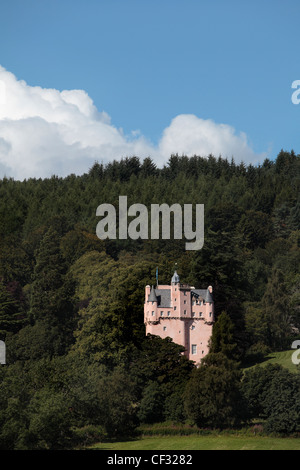 Craigievar Castle, ein rosa Harled Schloss, gebaut im Jahre 1626 in den Ausläufern der Grampian Mountains. Das Schloss verfügt über eine klassische fa Stockfoto