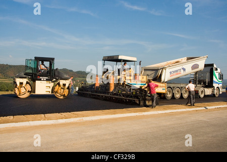 Asphalt Asphalt verlegt werden, um wieder auftauchen. Stockfoto