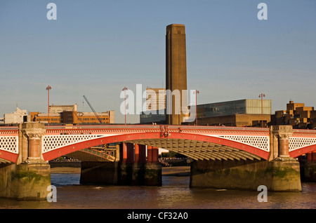 Blackfriars Straßenbrücke über den Fluss Themse mit den hoch aufragenden Schornstein der Tate Modern in den Hintergrund. Stockfoto