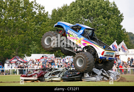 Weltweit Nr. 1 Monstertruck "Bigfoot" in einem Auto zerkleinern Herausforderung Stoneleigh Park Country Festival 2009 durchführen. Stockfoto