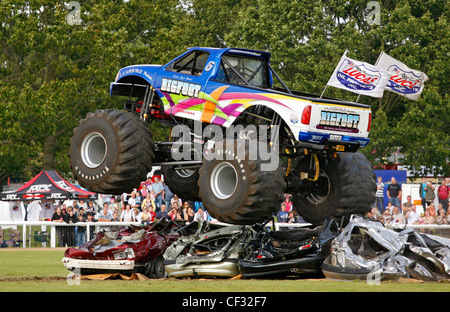 Weltweit Nr. 1 Monstertruck "Bigfoot" in einem Auto zerkleinern Herausforderung Stoneleigh Park Country Festival 2009 durchführen. Stockfoto