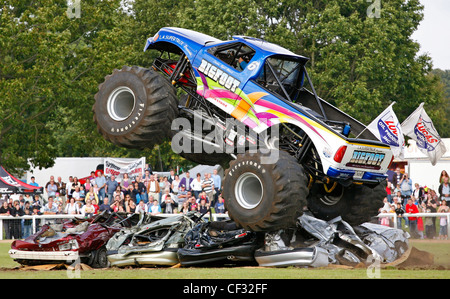 Weltweit Nr. 1 Monstertruck "Bigfoot" in einem Auto zerkleinern Herausforderung Stoneleigh Park Country Festival 2009 durchführen. Stockfoto