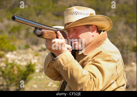 Alten Cowboy schießen Waffe Stockfoto