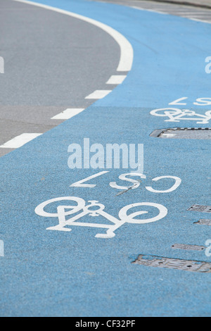 Ein Blick auf eine blaue Spur markiert auf den Straßen von London Borogh Southwark Radfahren Stockfoto